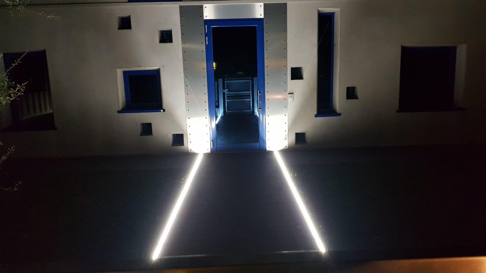 Esempio Illuminazione Vialetto con Barre LED